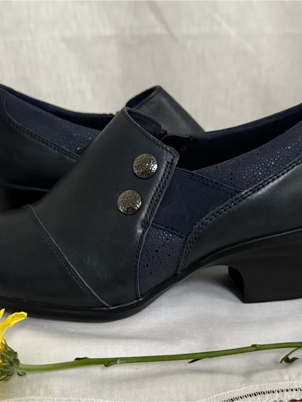 NWOT Clarks Emslie Warren Navy Blue Leather Ankle Booties 7.5 M Comfort Heel